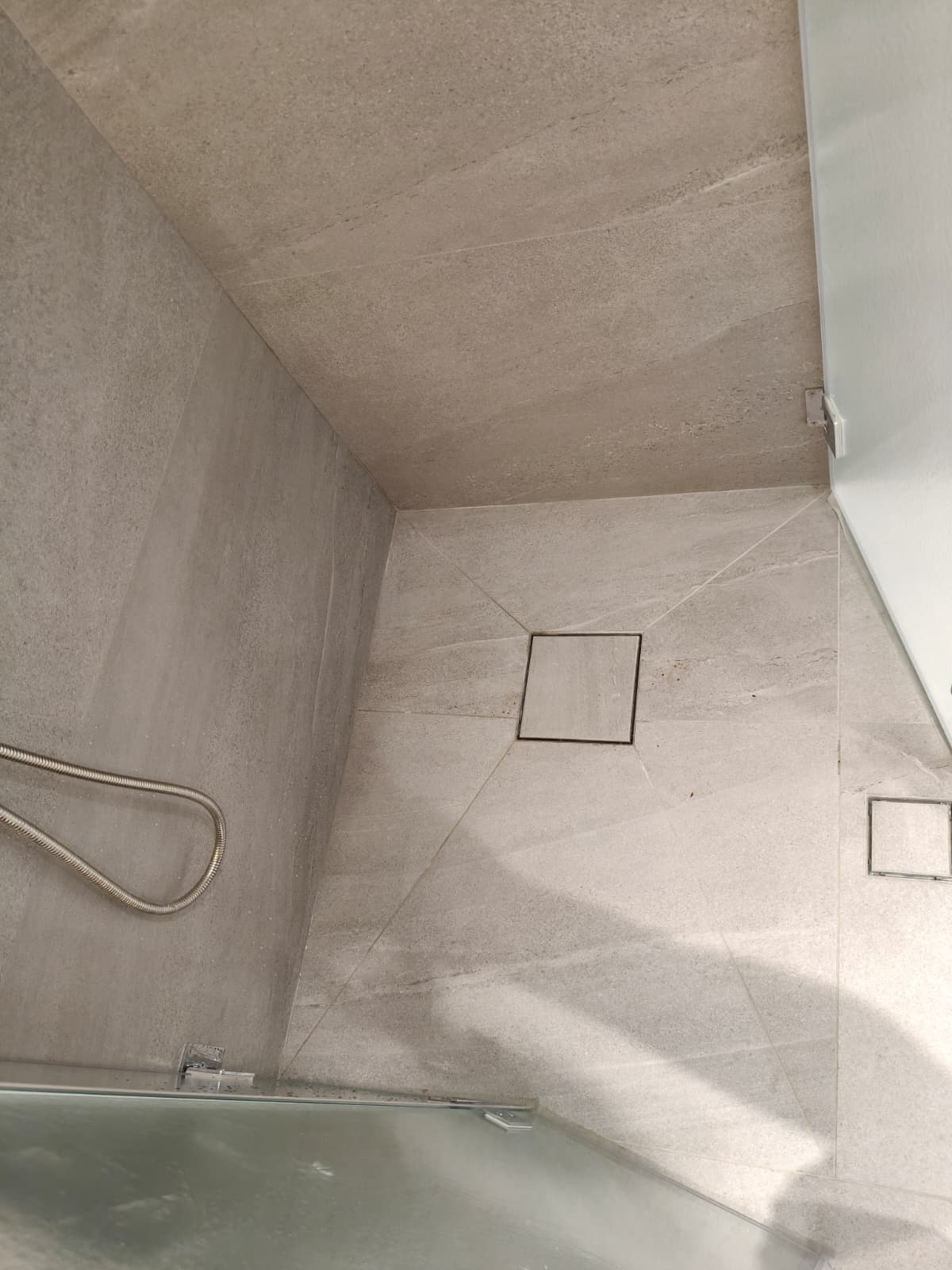 רצפת מקלחון עם ניקוז וחיפוי אפור