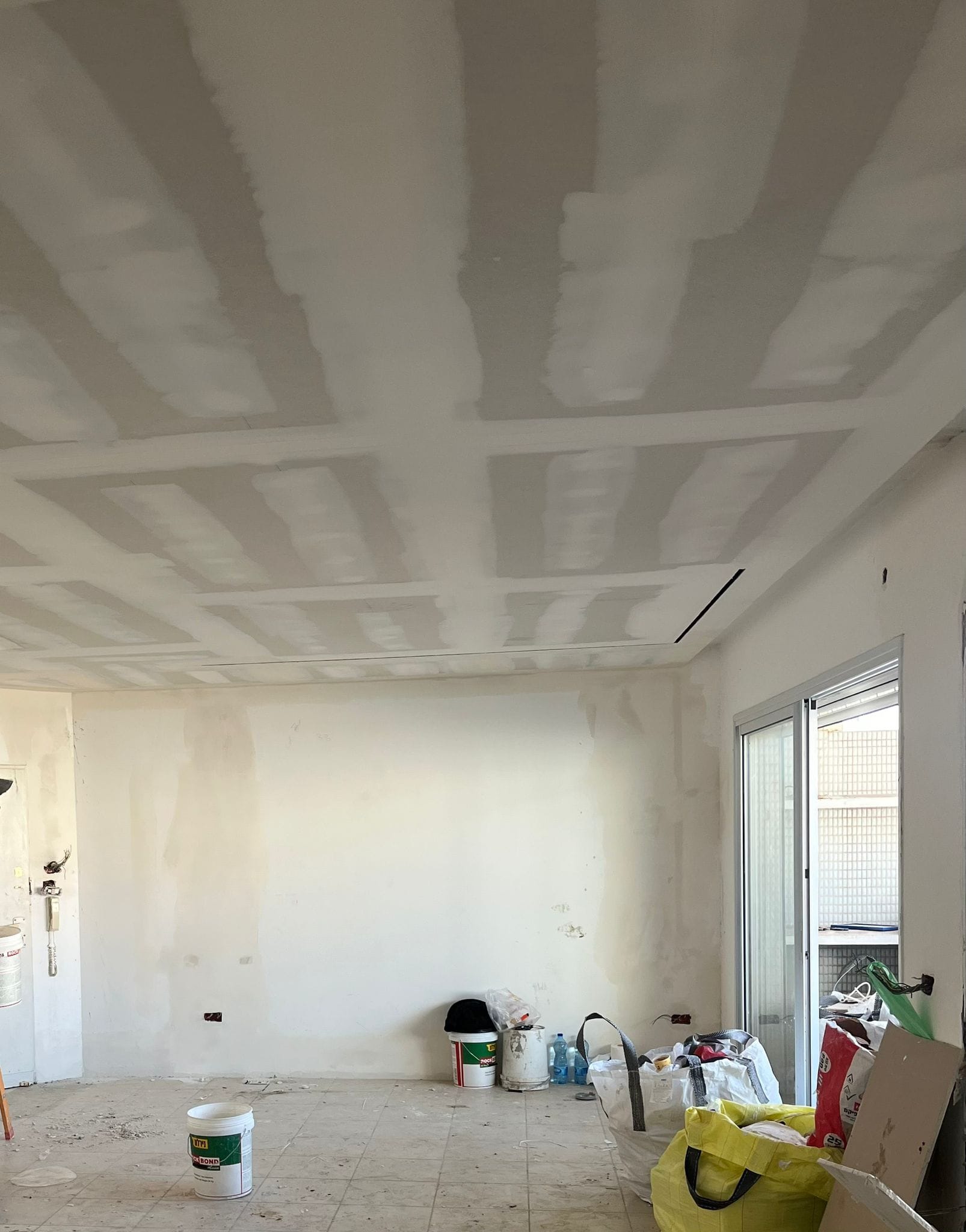 תקרת גבס במהלך עבודות הכנה וטיח