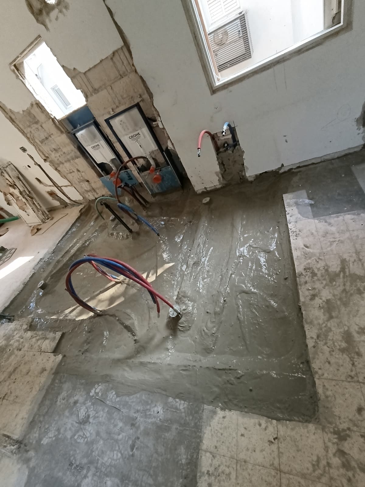 הכנת תשתיות אינסטלציה ורצפה במהלך שיפוץ בקינג ג׳ורג׳, תל אביב